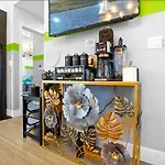 C- Vibrant And Glam Noho Pad Near U-Studios And H-Sign